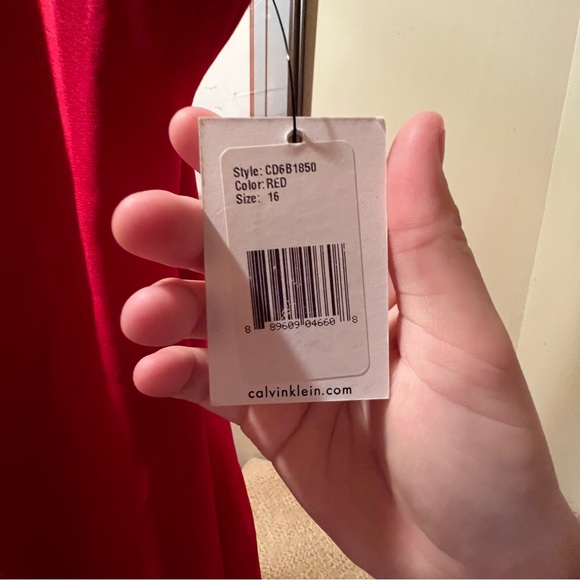 The MOST BEAUTIFUL red ball gown - Picture 2 of 6